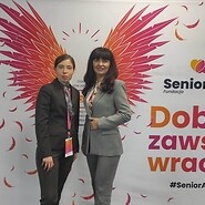 dwie kobiety pozują do zdjęcia