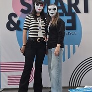 dwie kobiety w maskach na twarzy pozują do zdjęcia