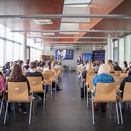 młodzież na sali wykładowej