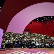 młodzież na sali wykładowej