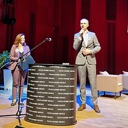 kobieta i mężczyzna stoją na scenie