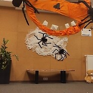 robot Photon w scenerii Halloween - na tle pajęczyny i dyni