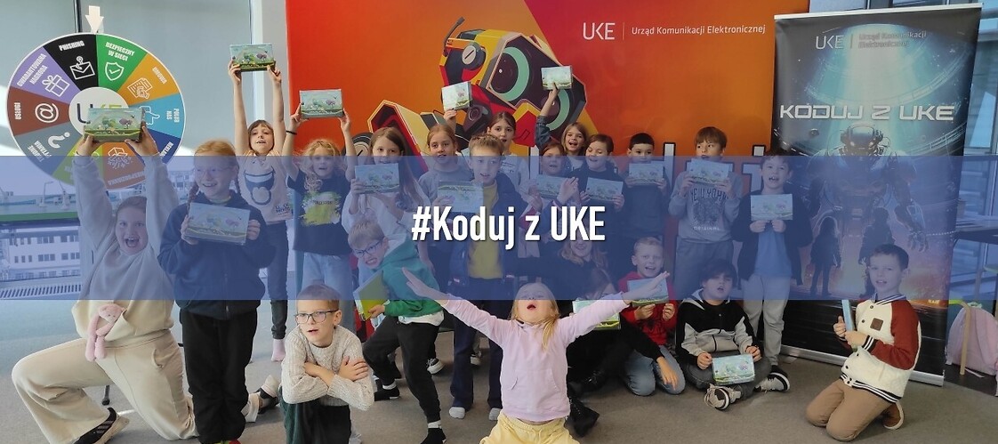 grupa dzieci na tle ścianki "koduj z UKE"