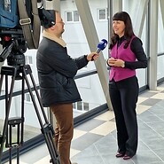 kobieta udziela wywiadu