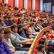 studenci siedzą na sali wykładowej