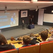 studenci siedzą na sali wykładowej