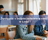 Dwoje uczniów pracuje przy laptopie w klasie; tytuł: „Dostępnie o ...