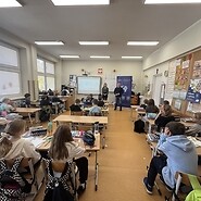 dzieci w sali lekcyjnej