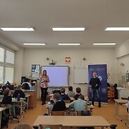 dzieci w sali lekcyjnej