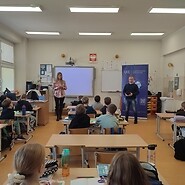 dzieci w sali lekcyjnej