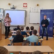 dzieci w sali lekcyjnej