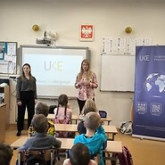 dzieci w sali lekcyjnej