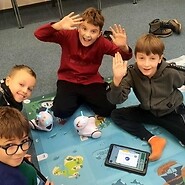 chłopcy pozują do zdjęcia