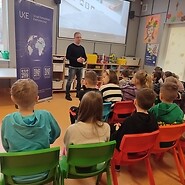 dzieci w sali lekcyjnej