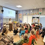 dzieci w sali lekcyjnej