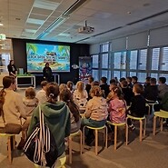 dzieci w sali edukacyjnej słuchają wykładu