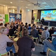 dzieci w sali edukacyjnej słuchają wykładu