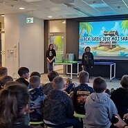 dzieci w sali edukacyjnej słuchają wykładu