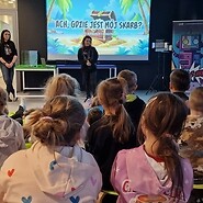 dzieci w sali edukacyjnej słuchają wykładu