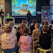 dzieci w sali edukacyjnej słuchają wykładu