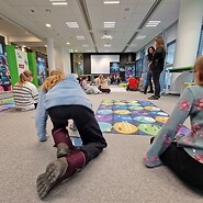 dzieci siedzą na podłodze i kodują