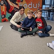 kobieta i dwóch chłopców pozują do zdjęcia