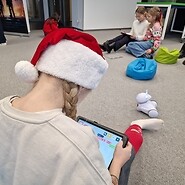 dziewczynka trzyma tablet w dłoniach