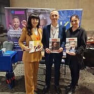 dwie kobiety i mężczyzna pozują do zdjęcia