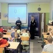 uczniowe w sali lecyjnej