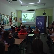 uczniowe w sali lecyjnej