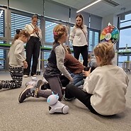 dzieci siedzą na podłodze i kodują