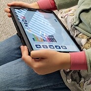 dzieci siedzą na podłodze i kodują