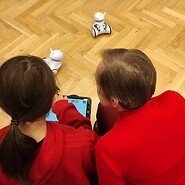 seniorka i dziewczynka kodują