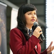 kobiera mówi do mikrofonu