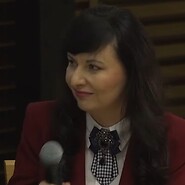 kobieta mówi do mikrofonu