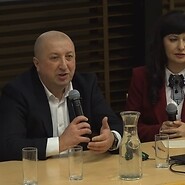 kobieta i mężczyzna siedzą przy stole konferencyjnym