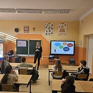 2 osoby prowadzą warsztaty w klasie z dziećmi