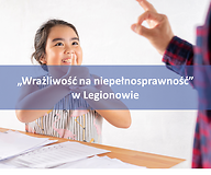 Dziewczynka pokazuje znak. Napis: „Wrażliwość na niepełnosprawność w Legionowie”.