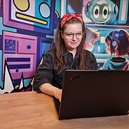 kobieta przy laptopie