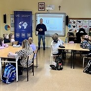 dzieci siedza przy ławkach w sali lecyjnej