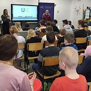 uczniowe siedzą w sali lekcyjnej i słuchają wykładu