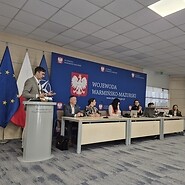 członkowie komisji siedzą przy stole