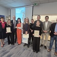 ludzie pozuja do zdjęcia