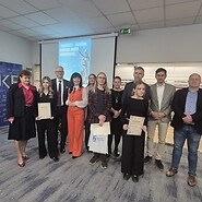 ludzie pozuja do zdjęcia