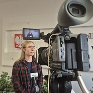 mężczyzna udziela wywiadu do kamery