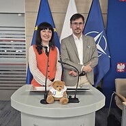 kobieta i mężczyzna pozuja do zdjęcia