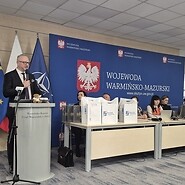 mężczyzna stoi przy mównicy