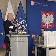 mężczyzna stoi przy mównicy