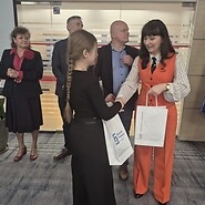 kobieta gratukuje młodej dziewczynie