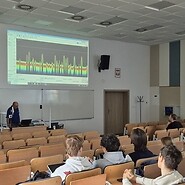 sala wykładowa, uczestnicy słuchaja wykładu